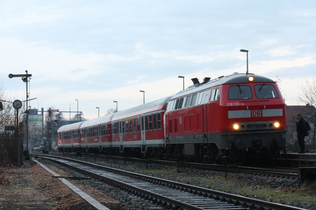 Die 218 139-4 stand am 07.01.2011 mit der RB23 in Rheinbach ab Bahnsteig, um nach Bonn zu fahren.