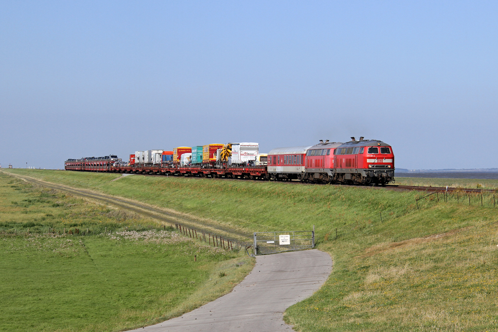 Die 218 321-8 und 218 831-6 fahren mit dem SyltShuttle vom Deich bei Friedrich-Wilhelm-Lbke-Koog am 15,08,12