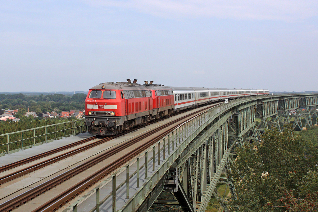 Die 218 340-8 und 218 363-0 mit IC 2310 nach Westerland auf der Hochbrcke Hochdonn am 03,08,11