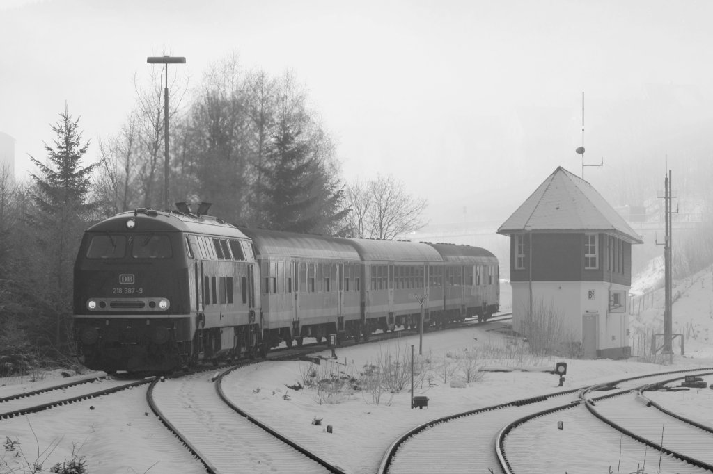 Die 218 387-9 bei der Einfahrt am 30.01.2011 in Brilon Wald.