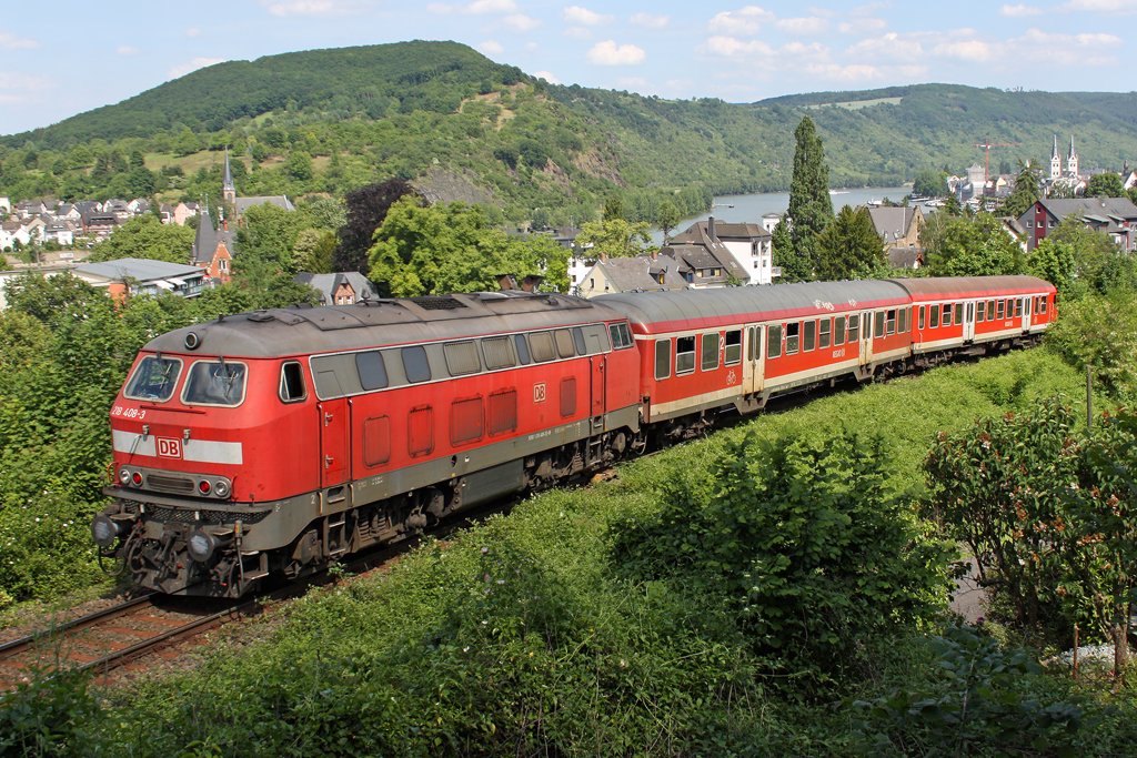 Die 218 408-3 schiebt die RB Hunsrckbahn aus Emmelshausen nach Boppard HBF am 05,06,10