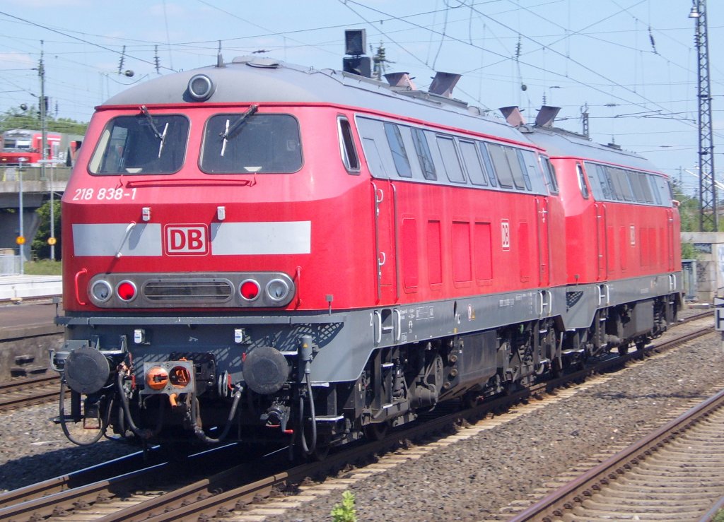 Die 218 838-1 fuhr am 18.07.2010 durch Kln Messe Deutz.