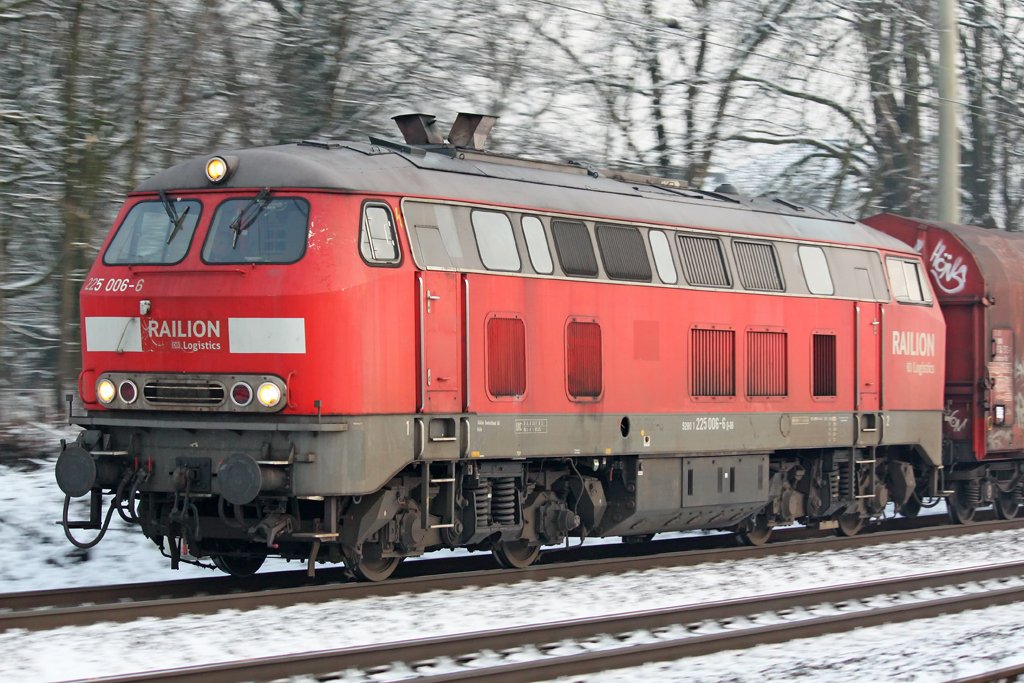 Die 225 006-6 in Ratingen-Lintorf am 26.01.2010