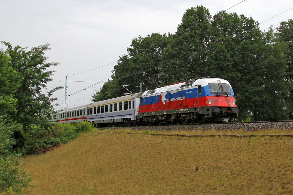 Die 370 002 mit dem Berlin-Warszawa-Express EC 45 nach Warszawa in Erkner am 28,07,12
