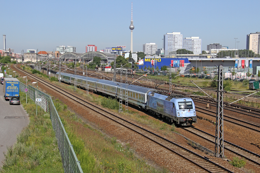 Die 370 007 mit dem Berlin-Warszawa-Express EC 43 nach Warszawa in Berlin Warschauer Strae am 24,07,12