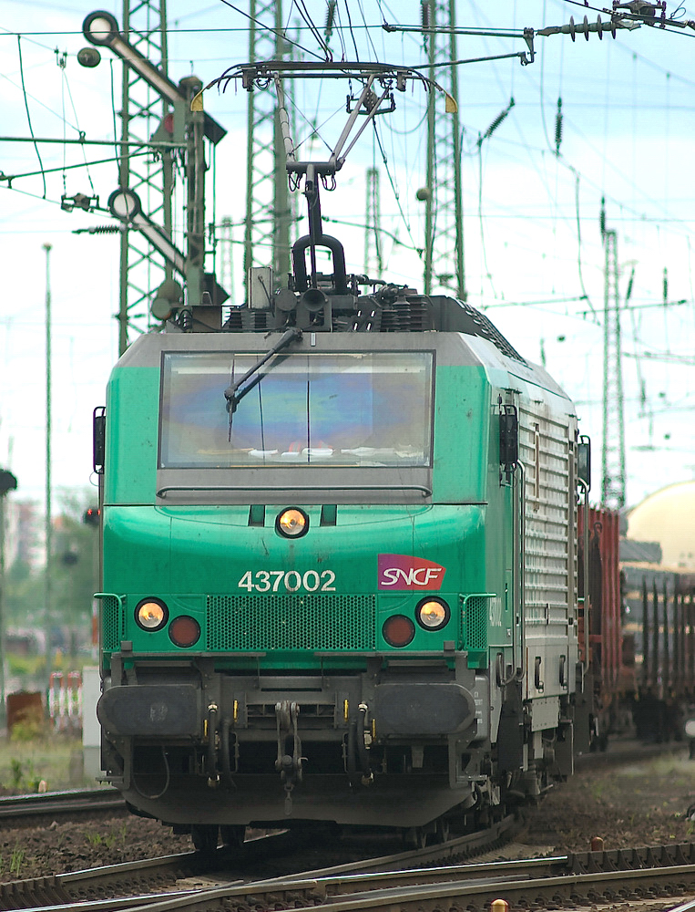 Die 437002 SNCF in Gremberg am 1.5.2010
