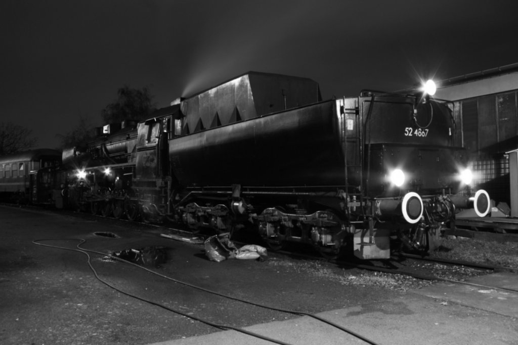 Die 52 4867 steht im Betriebswerk der Historischen Eisenbahn Frankfurt. Man knnte meinen das Bild sei im Jahre 1970 aufgenommen. Doch es war ein eiskalter Freitagabend im Jahre 2009.

Patrick E. 