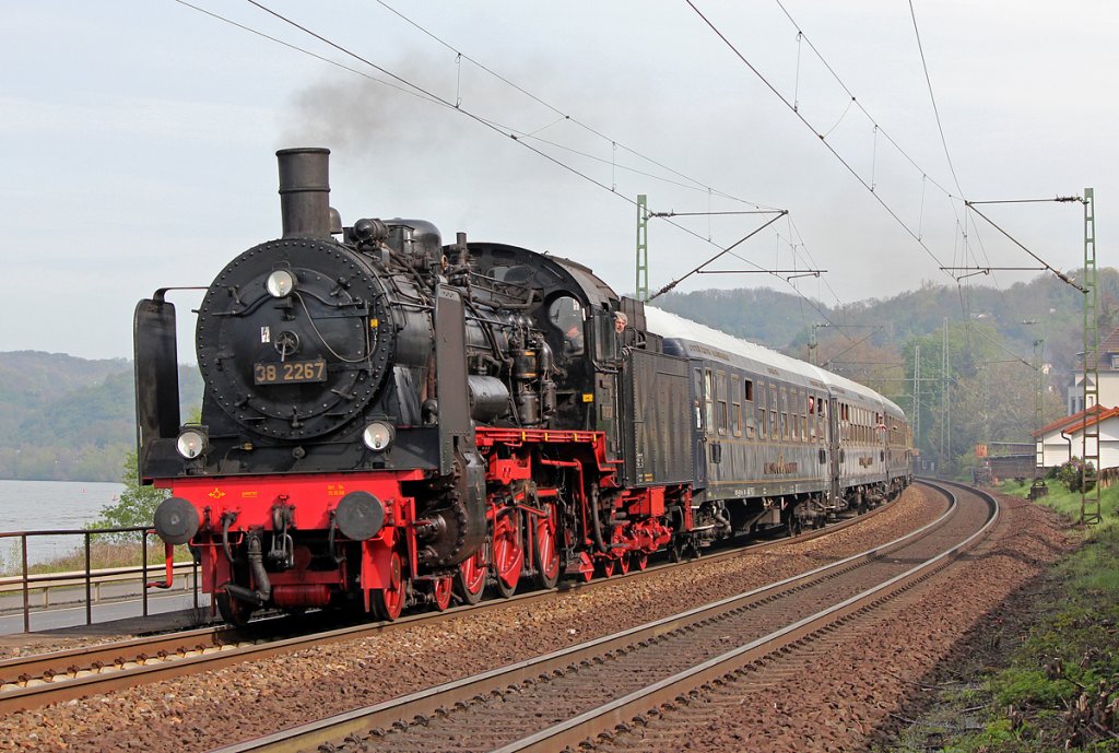 Die Bochumer 38 2267 ebenfalls mit einem 10 Wagen Sonderzug nach Giessen in Dattenberg am 28.04.2012