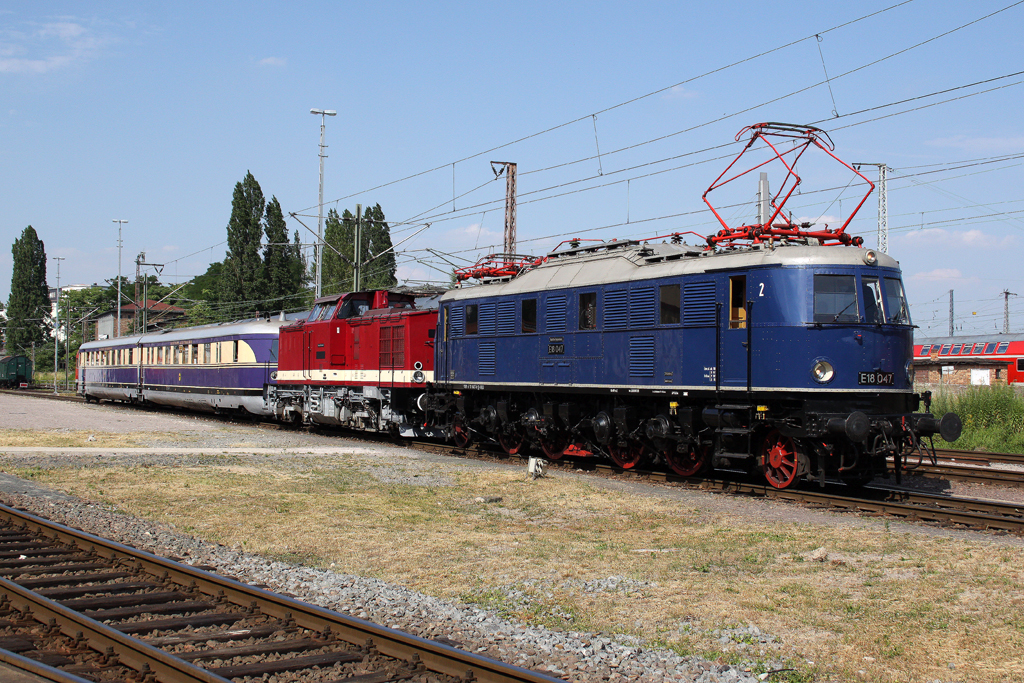 Die E18 047 mit einer V100 und den SVT 137 225 im DB Museum Halle (Saale) am 02,07,10