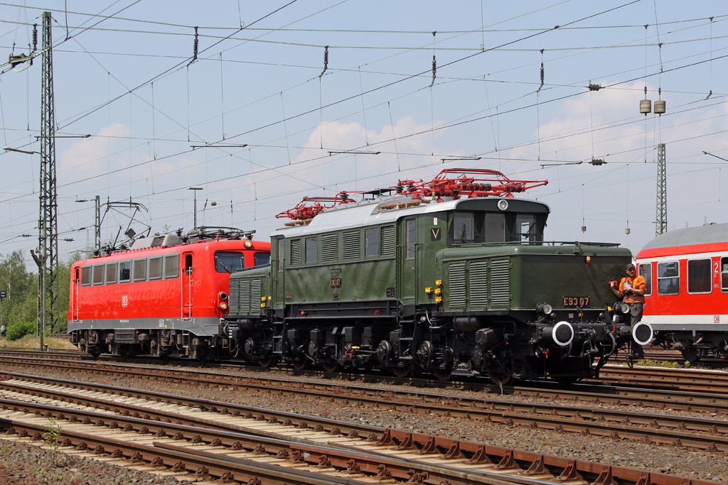 Die E93 07 wird geschoben von 115 152-1 bei der Lokparade vom DB Museum Koblenz Ltzel am 21,05,11