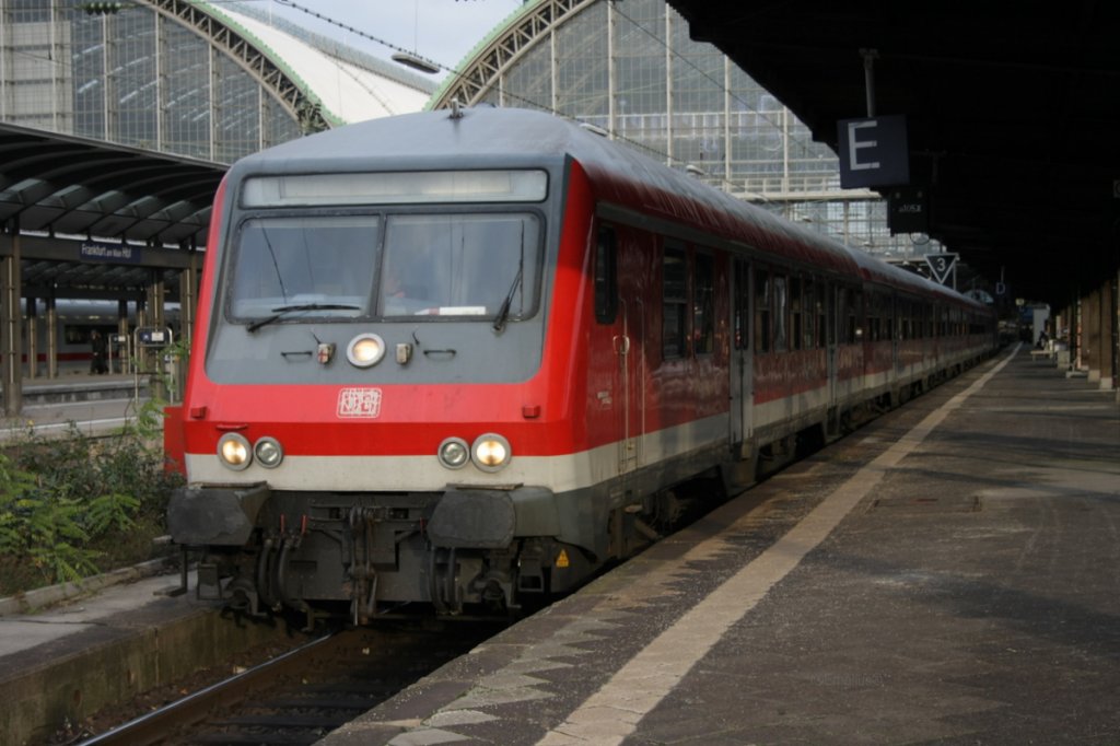 Die Ersatzgarnitur mit der 185 552-7 rangiert nach Frankfurt Vorfeld. Dieser Zug wird vorerst dort abgestellt und fhrt spter weiter Richtung Wrzburg. Ich sah an diesem Tag keinen Modus im Frankfurter Hbf. Deswegen denke ich das es Ersatzgarnituren sind.

Patrick E.