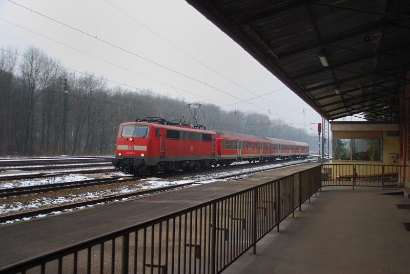 Die  Erste  der BR 111 fhrt immer noch treu und zuverlssig vor ihrer RB Ulm-Donauwrth-...! Aufgenommen am 25.02.11, bei der Durchfahrt durch Neuoffingen. 