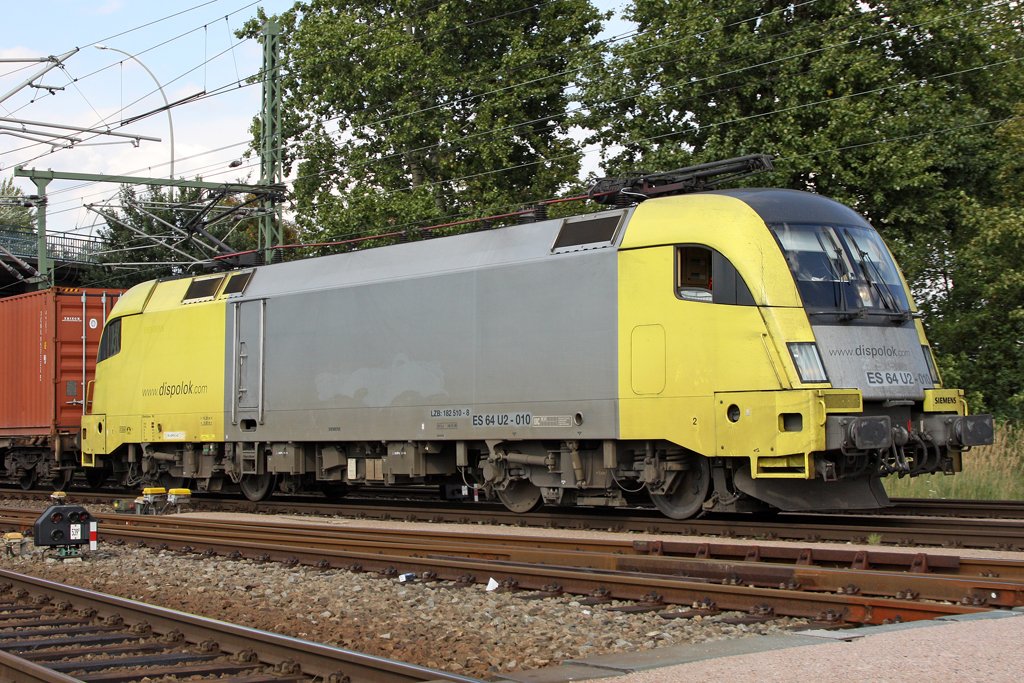 Die ES 64 U2-010 in Hamburg-Waltershof Gterbahnhof bei der Einfahrt am 26.08.09 