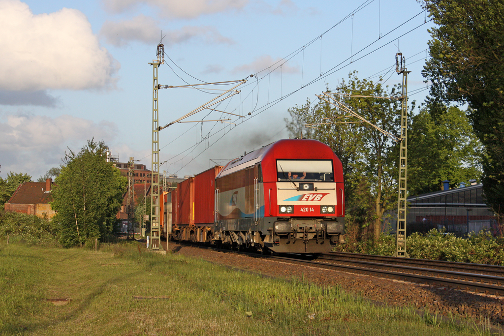 Die EVB 420 14 ( 223 034-0 ) in Hamburg Unterelbe am 16,05,12