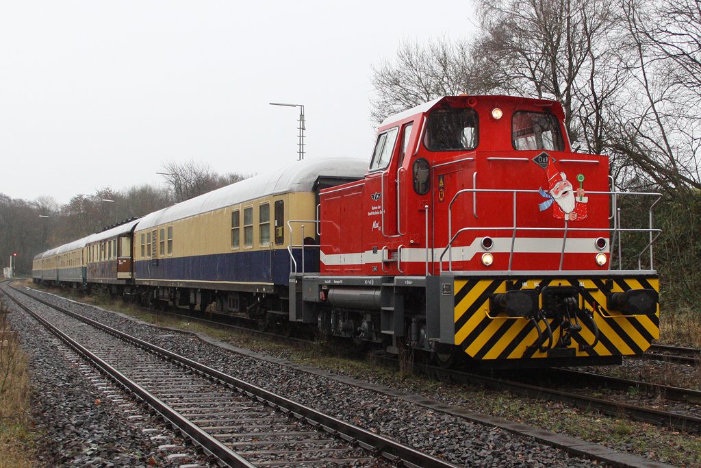 Die Lok 80  Max  der Bahnen der Stadt Monheim steht Abfahrbereit mit dem Nikolaus Sonderzug in Wlfrath Flandersbach , am 06,12,09
