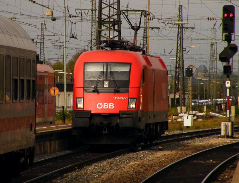 Die BB1016 120-4 rangiert an den Zugteil aus Obersdorf, kuppelt an und setzt dann mit den Kurswagen an den IC Knigssee. Sie bringt Ihn in Richtung Stuttgart. Danach geht es weiter Richtung Hamburg.

Patrick E.