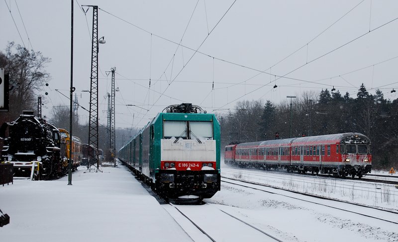 Die RB Donauwrth-Ulm passiert den Super-Lokzug im Bahnhof Neuoffingen. Aufgenommen am 28.01.10.