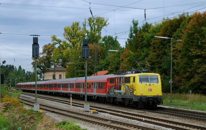Die RB Mnchen-Salzburg, geschoben von der 111 024-6, aufgenommen bei dem Halt in Aling, am 29.09.12.