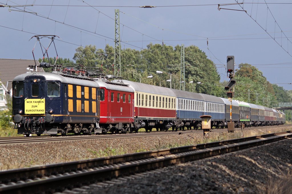 Die SBB RE 4/4 I 10019 zusammen mit der 10008 und ihren Sonderzug unterwegs in Richtung Bremen 