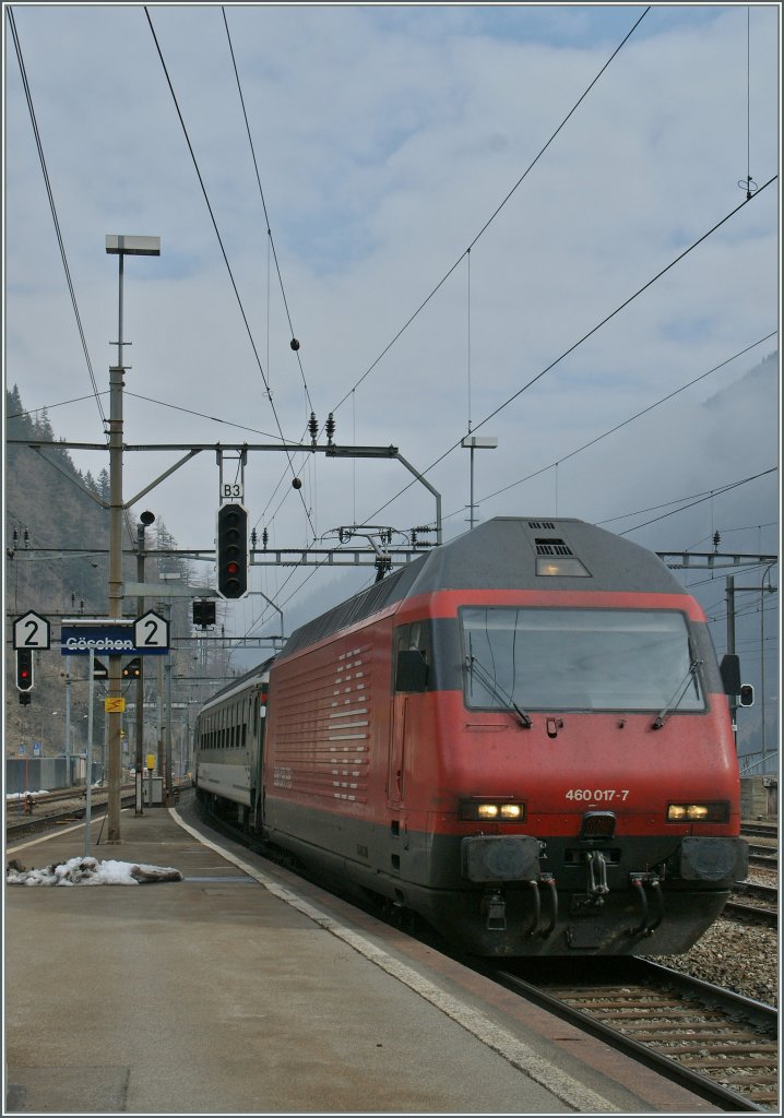 Die SBB Re 460 017-7 erreicht mit ihrem Gotthard-IR 2165 Gschenen.
3. April 2013    