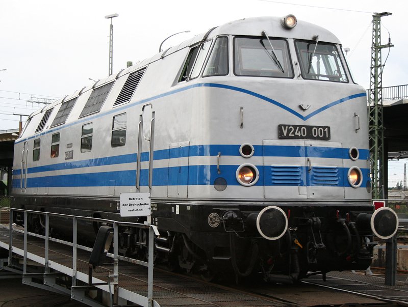 Die V240 hier am 11.07.09 im Dresdener Eisenbahnmuseum 
