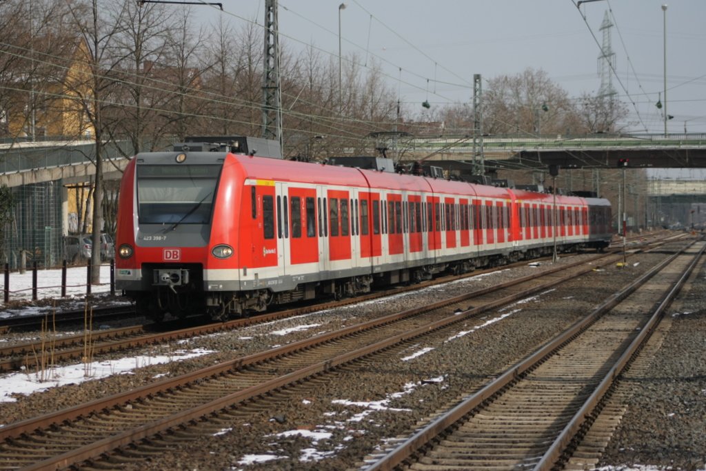 Diese 423 Garnitur wechselt auf das Gleis 3 in Frankfurt am Main Griesheim und wird dort enden. Sie wurde durch eine Ersatz-Garnitur ebenfalls 423 ersetzt. 

Patrick E.