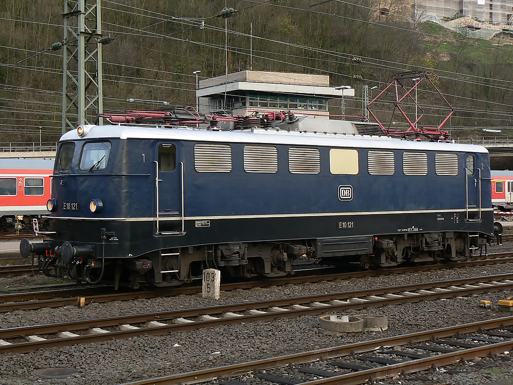 E10 121 in Koblenz Hbf am 03.04.2010
