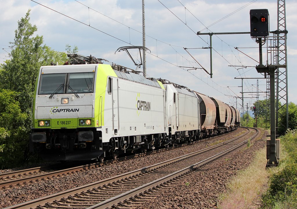 E186 237 von Captrain mit Getreidezug in Porz Wahn am 03.05.2011