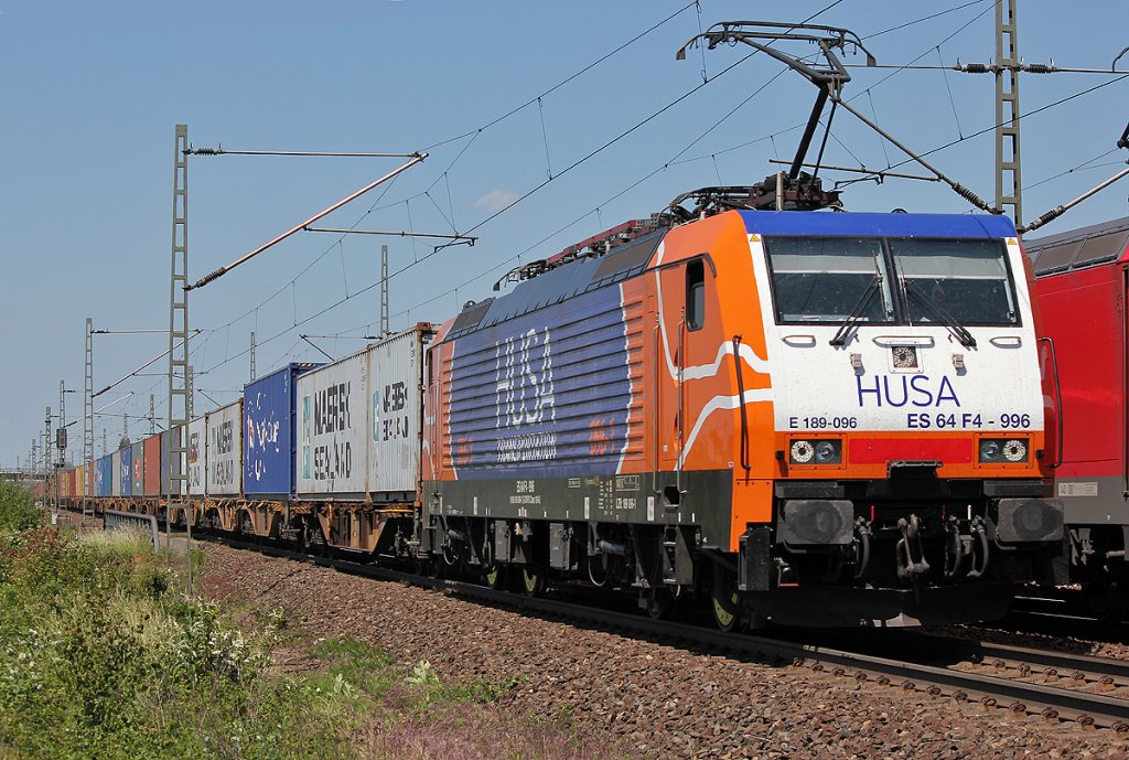 E189 096 / ES 64 F4-996 der HUSA Transportation hinter dem Hp Porz(Rhein) am 30.05.2011