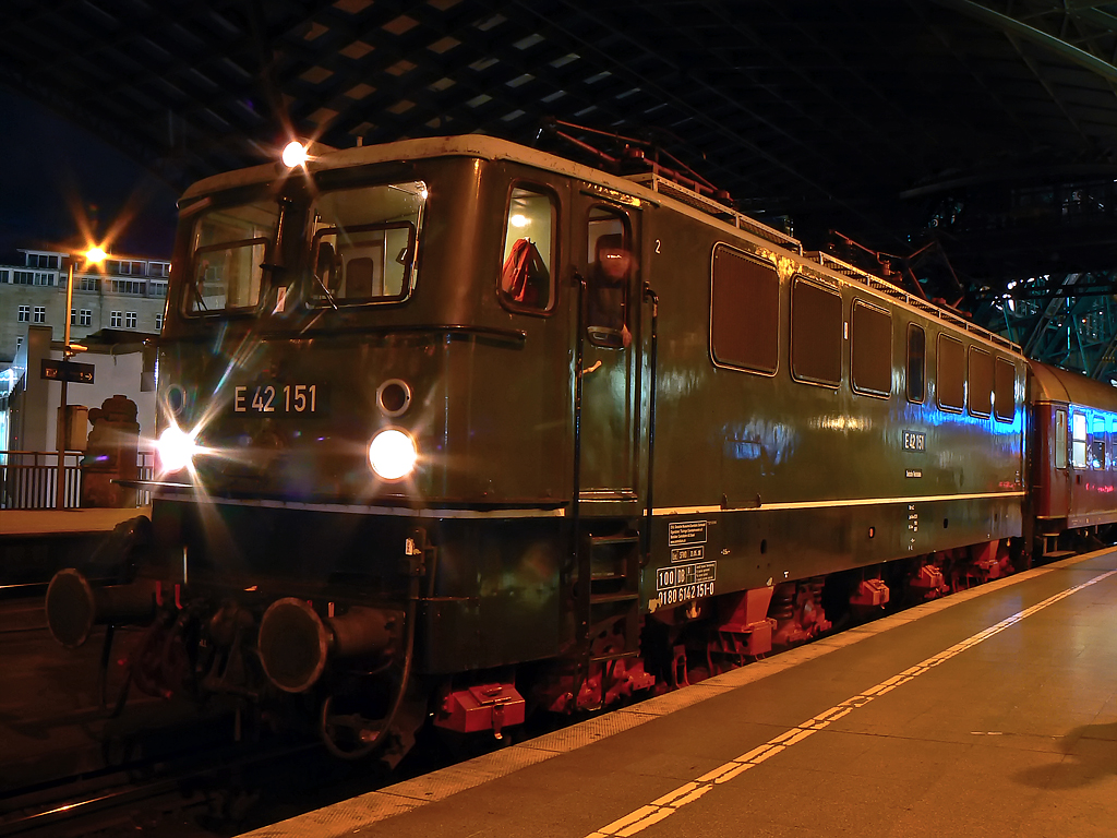 E42 151 mit einem Sonderzug britischer Eisenbahnfreunde, die nach einer Gterstrecken Tour an Rhein und Ruhr wieder in Kln Hbf angekommen sind am 09.10.2010