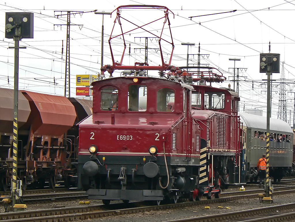 E69 03 mit E60 10 bei der Lokparade in Koblenz-Ltzel am 03.04.2010