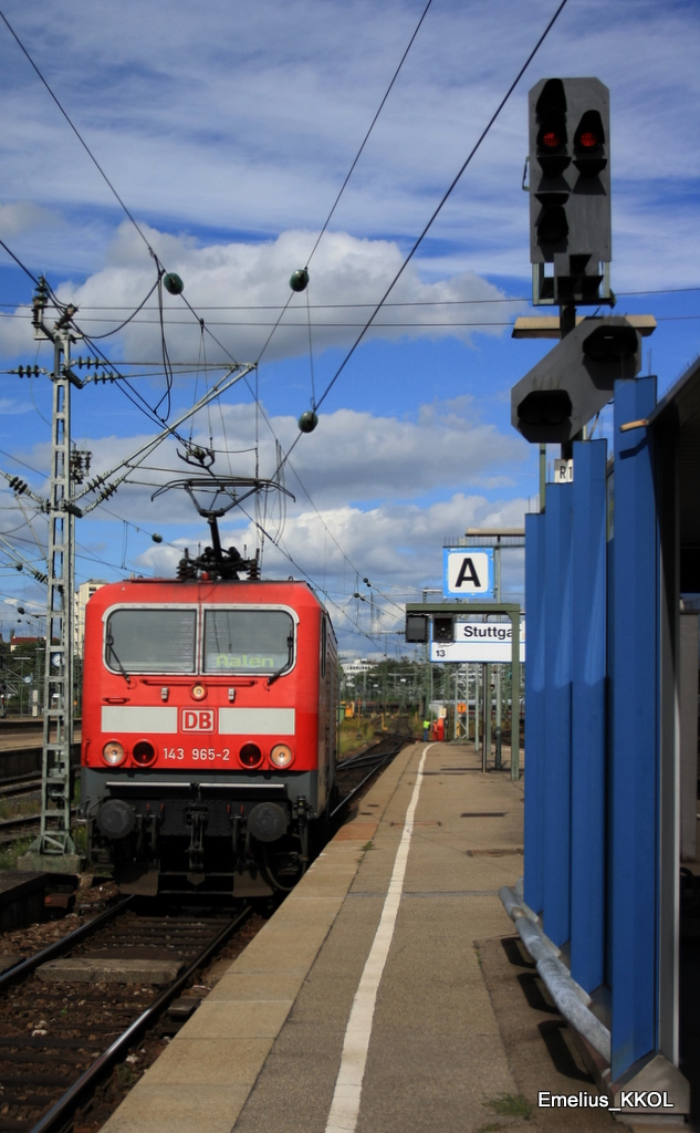 Ebenfalls aus der Abstellung kommt die 143 965-2 in den Stuttgarter HBF einzufahren Aufgenommen am 16.09.2010