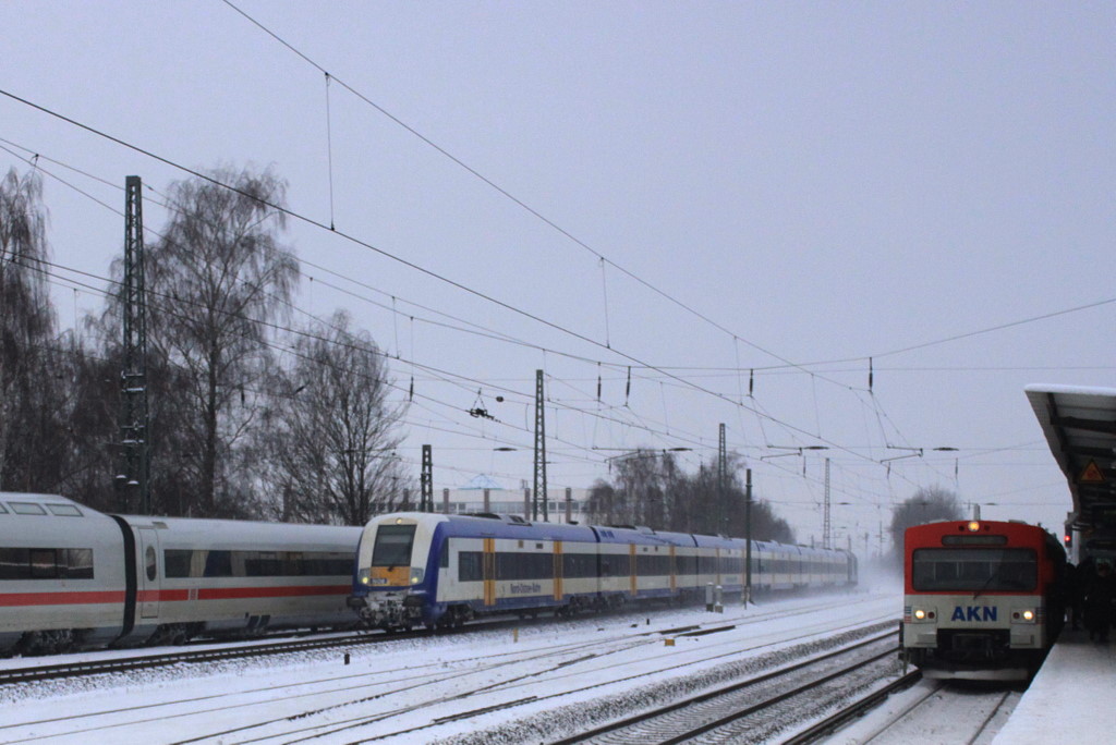Ein AKN VT2E lsst die Fahrgste aussteigen, ein ICE rangiert in den Betriebsbahnhof Hamburg Eidelstdt und die NOB Garnitur schiesst am Bahnhof Hamburg Eidelstdt vorbei. Aufnahme vom 28.12.2010