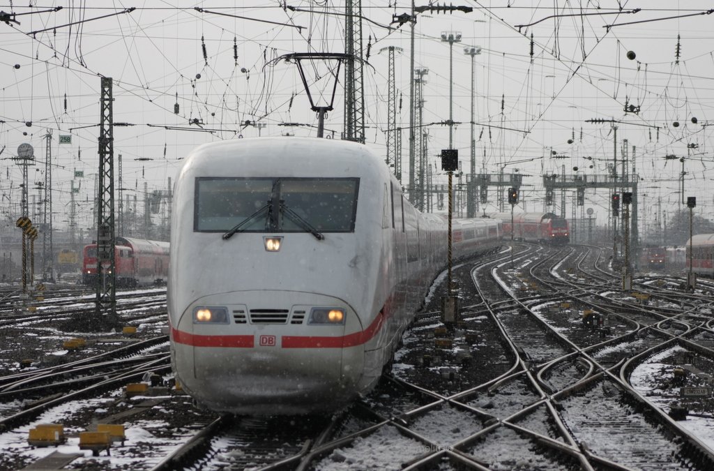 Ein ICE 401 erreicht den frankfurter Hauptbahnhof.

Patrick E.