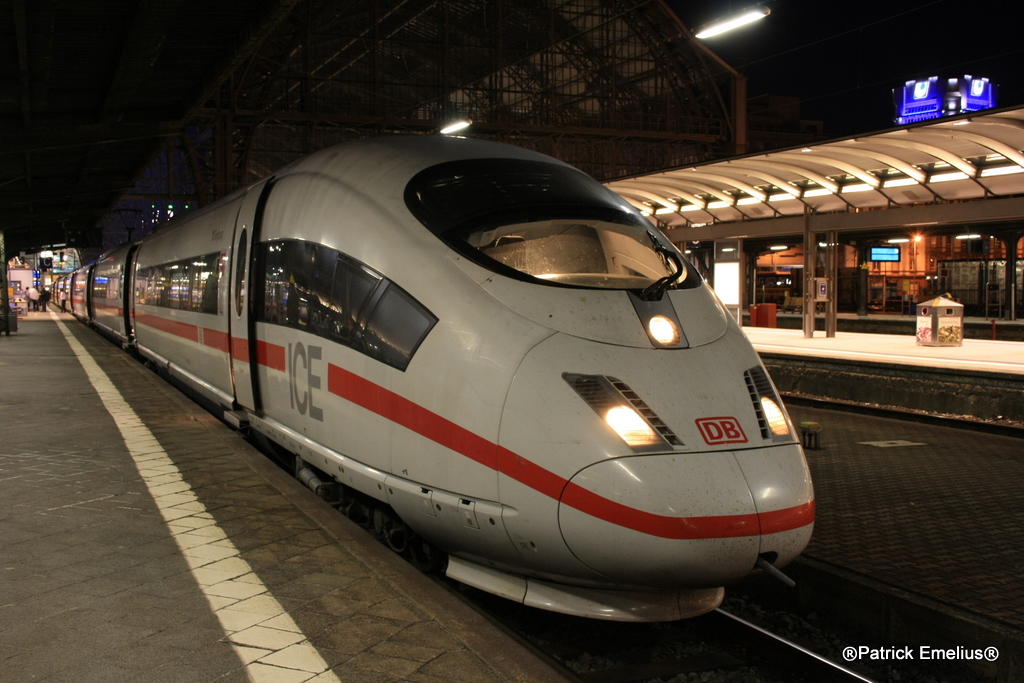 Ein ICE3, zum Glck mit allen Tren. Am Abend des 17.04.2010 im Frankfurter Hauptbahnhof