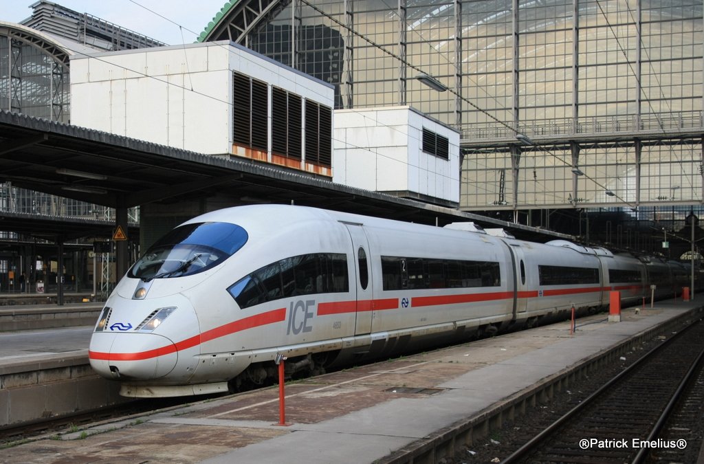 Ein ICE3M verlsst Frankfurt am Main Hbf in Richutng Brssel.

