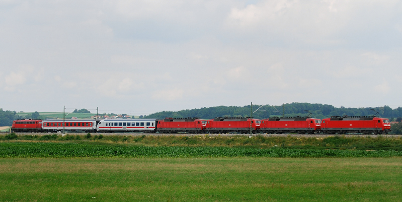 Ein Super Schad PbZ war am 30.06.11 auf der Strecke Ulm-Augsburg zu sehen. 4x die BR 120 + 1 IC-Steuerwagen + 1 City Night Line Waggon + 115 293-3 am Zugende! Aufgenommen kurz nach Burgau.
