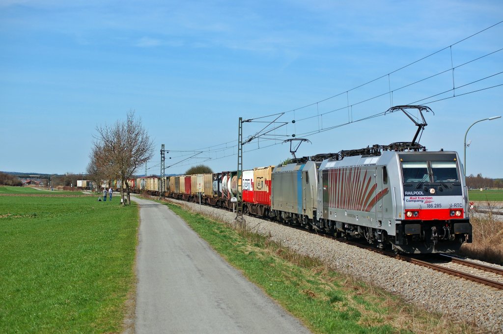 Ein weiters Railpool Zebra ist bei Lokomotion unterwegs.
Am 03.04.2011 konnte in Bad Aibling die 186 285 festgehalten werden.