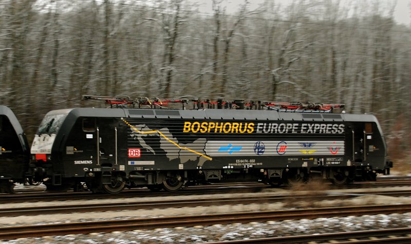 Eine Mitzieher-Aufnahme vom Bosphorus Europe Express, ES 64 F4-032. Aufgenommen am 12.12.09, Strecke Ulm-Augsburg, bei der Durchfahrt durch Neuofffingen.