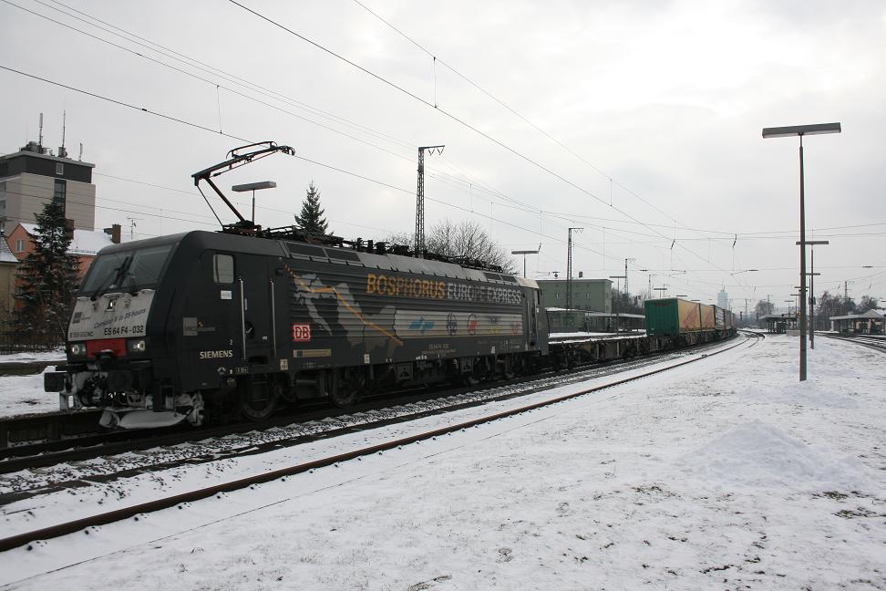 ES 64 F4-032 mit KLV in Richtung Norden in Augsburg Oberhausen