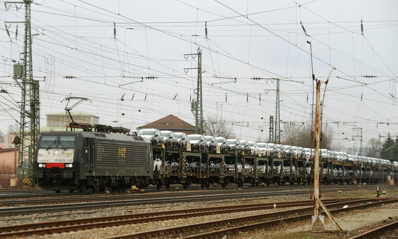 ES 64 F4-035, PCT, aufgenommen vor einem Autozug, am 19.03.11, bei der Durchfahrt durch Treuchtlingen.