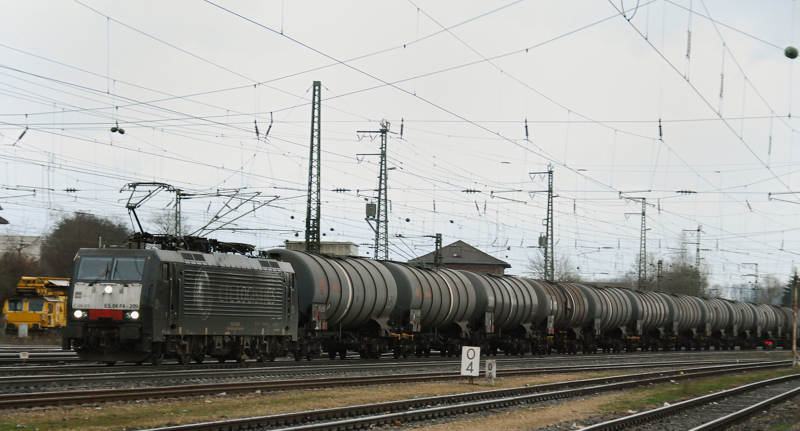 ES 64 F4-209, aufgenommen vor einem Kesselwagenzug bei der Durchfahrt durch Treuchtlingen, am 31.03.11.