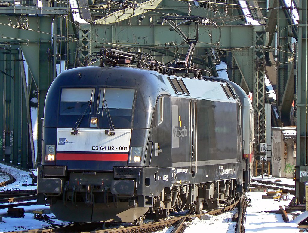 ES 64 U2 001 im ICE Ersatzverkehr in Kln Hbf am 16.02.2010