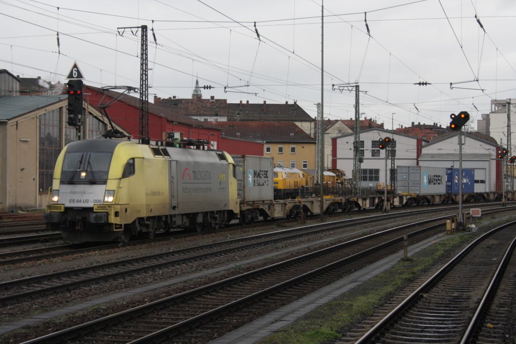 ES 64 U2 006 mit einem Containerzug in Wrzburg HBF am 12.12.2010