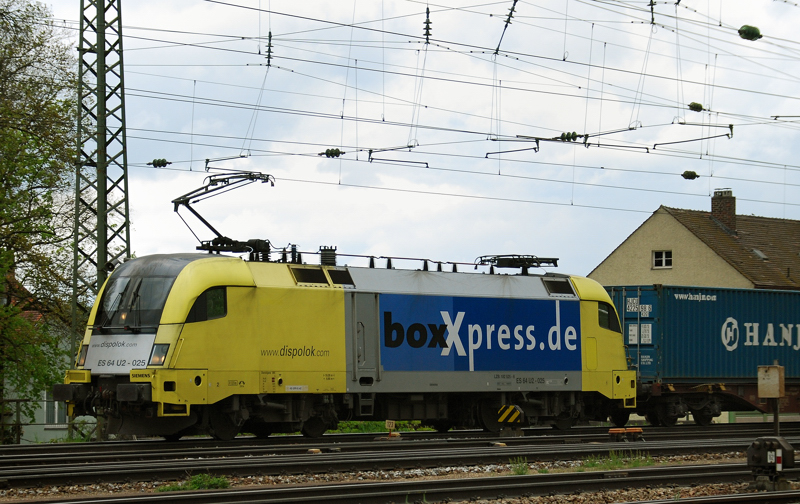 ES 64 U2-025, boxXpress, aufgenommen am 15.05.10, bei der Durchfahrt durch Treuchtlingen.