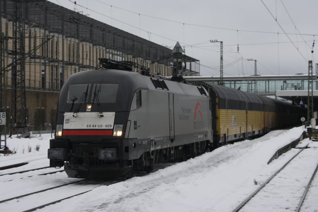 ES 64 U2 029 am 11.12.2010 im Bahnhof von Regensburg