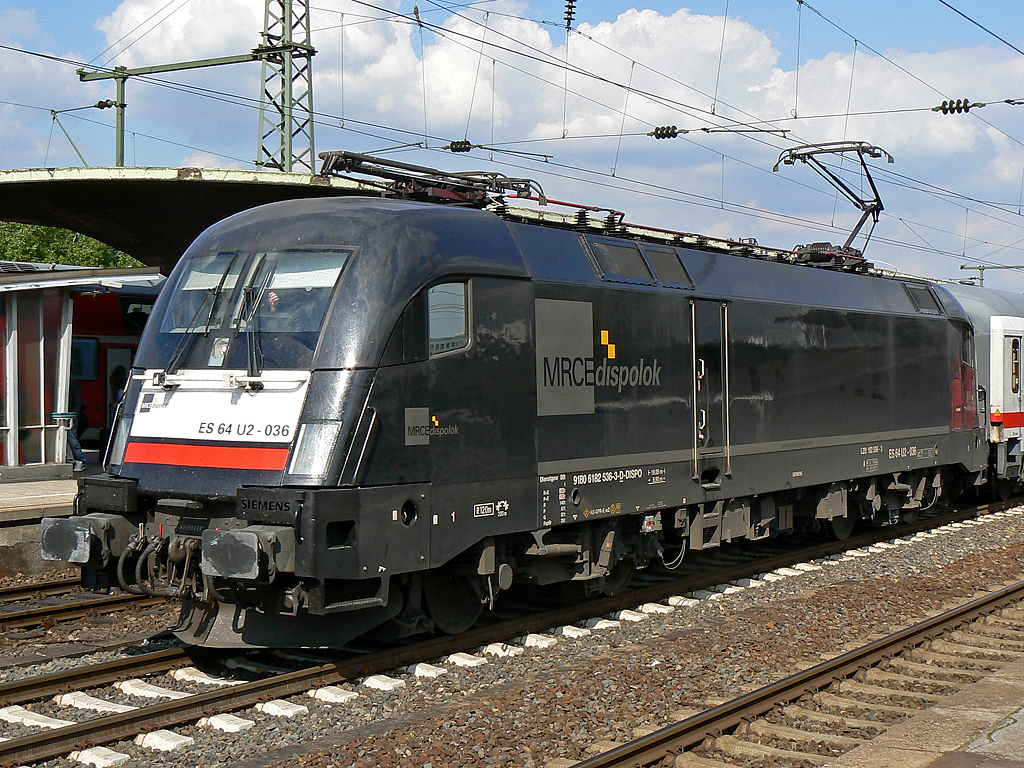 ES 64 U2-036 mit dem IC1800 nach Hamburg in Kln/Messe Deutz am 16.05.2010