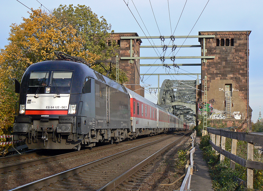 ES 64 U2-067 kommt mit Autoreisezug von der Klner Sdbrcke am 29.10.2010