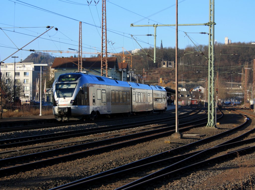 ET 23 007 (3-teiliger Stadler Flirt) der Abellio Rail NRW fhrt am 29.01.2011 den Bf Siegen-Weisenau ein. Er fhrt die Strecke Siegen-Hagen-Essen (RE 16 Ruhr-Sieg-Express). Die dreitelige Variante des FLIRT hat eine Hchstgeschwindigkeit von 160 km/h.