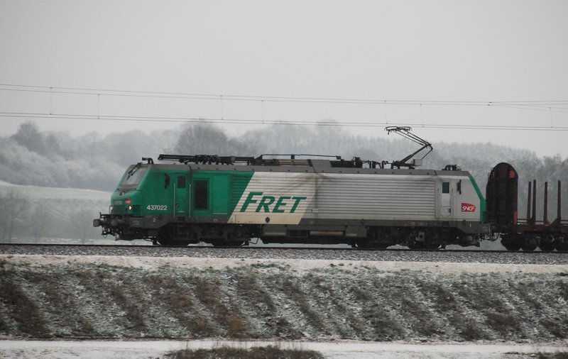 FRETchen 437022, aufgenommen am 13.12.09, auf der Strecke Augsburg-Ulm, kurz vor Burgau.